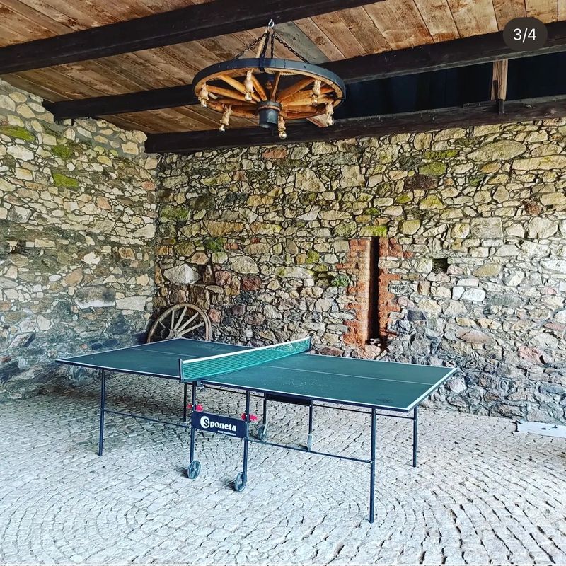 Stůl na ping-pong pod kamennou klenbou
